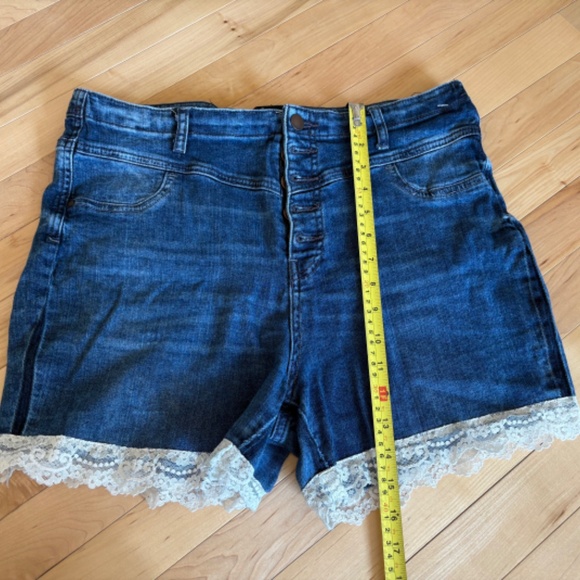 Refuge Denim Jean Shorts with Lace Detail Size 16 - Picture 9 of 9